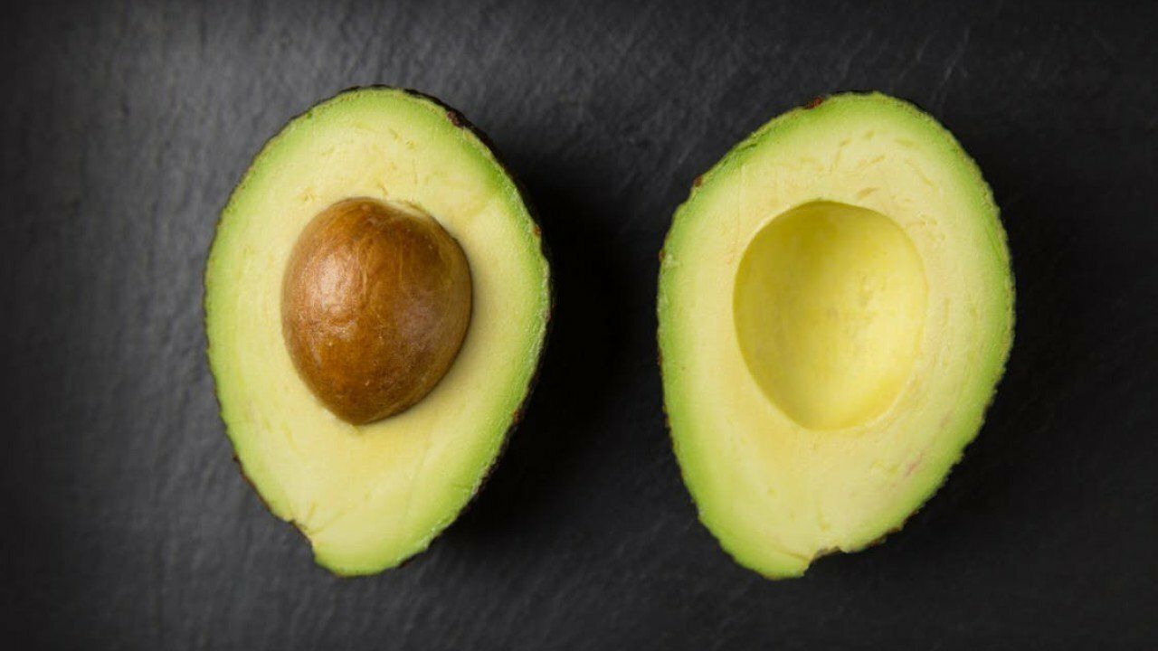 Les bienfaits de l'huile d'avocat pour le contour des yeux